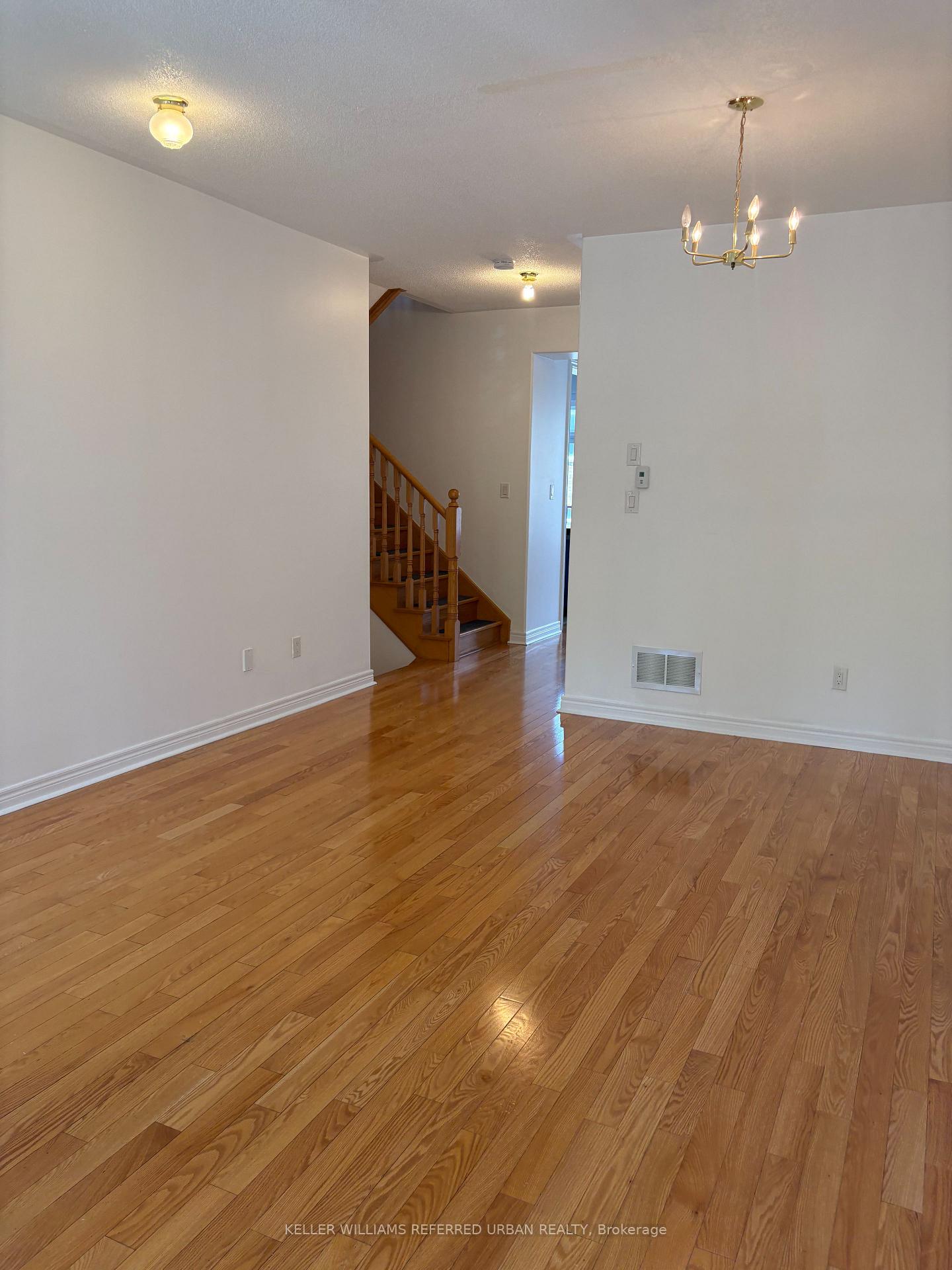 Photo 8 of 140 Foxwood Road, Vaughan, Patterson — HOMEH