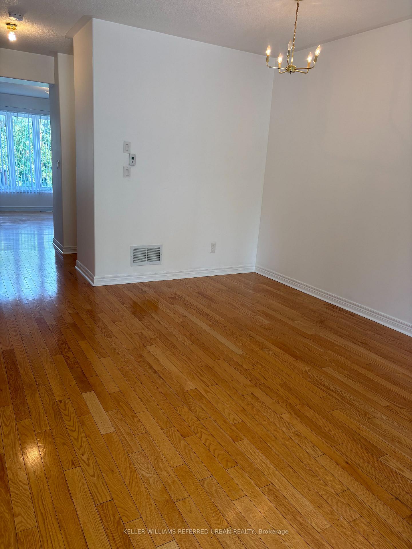 Photo 9 of 140 Foxwood Road, Vaughan, Patterson — HOMEH