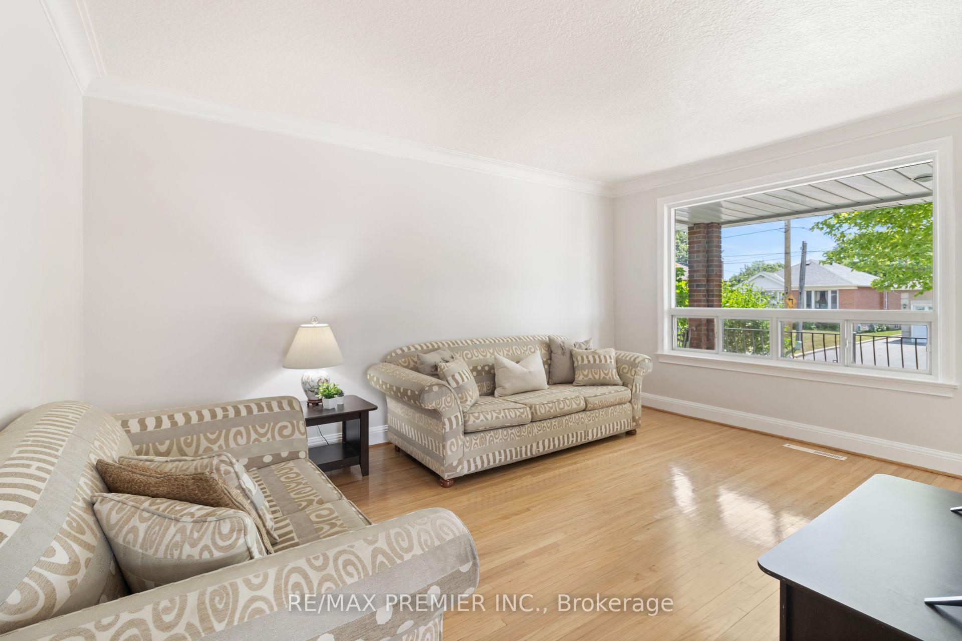 Photo 5 of 30 Forthbridge Crescent, North York, Downsview-Roding-CFB — HOMEH