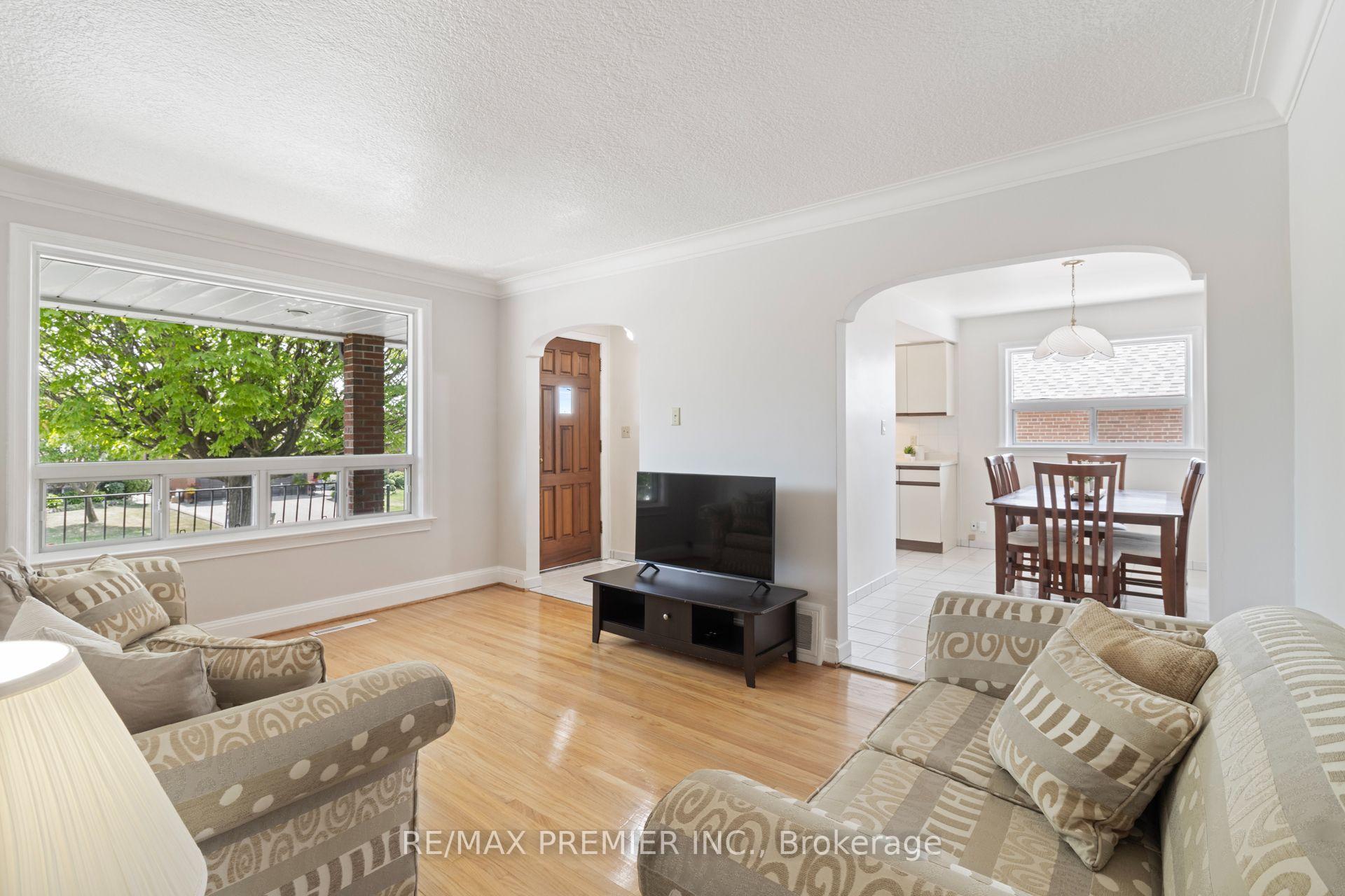 Photo 6 of 30 Forthbridge Crescent, North York, Downsview-Roding-CFB — HOMEH