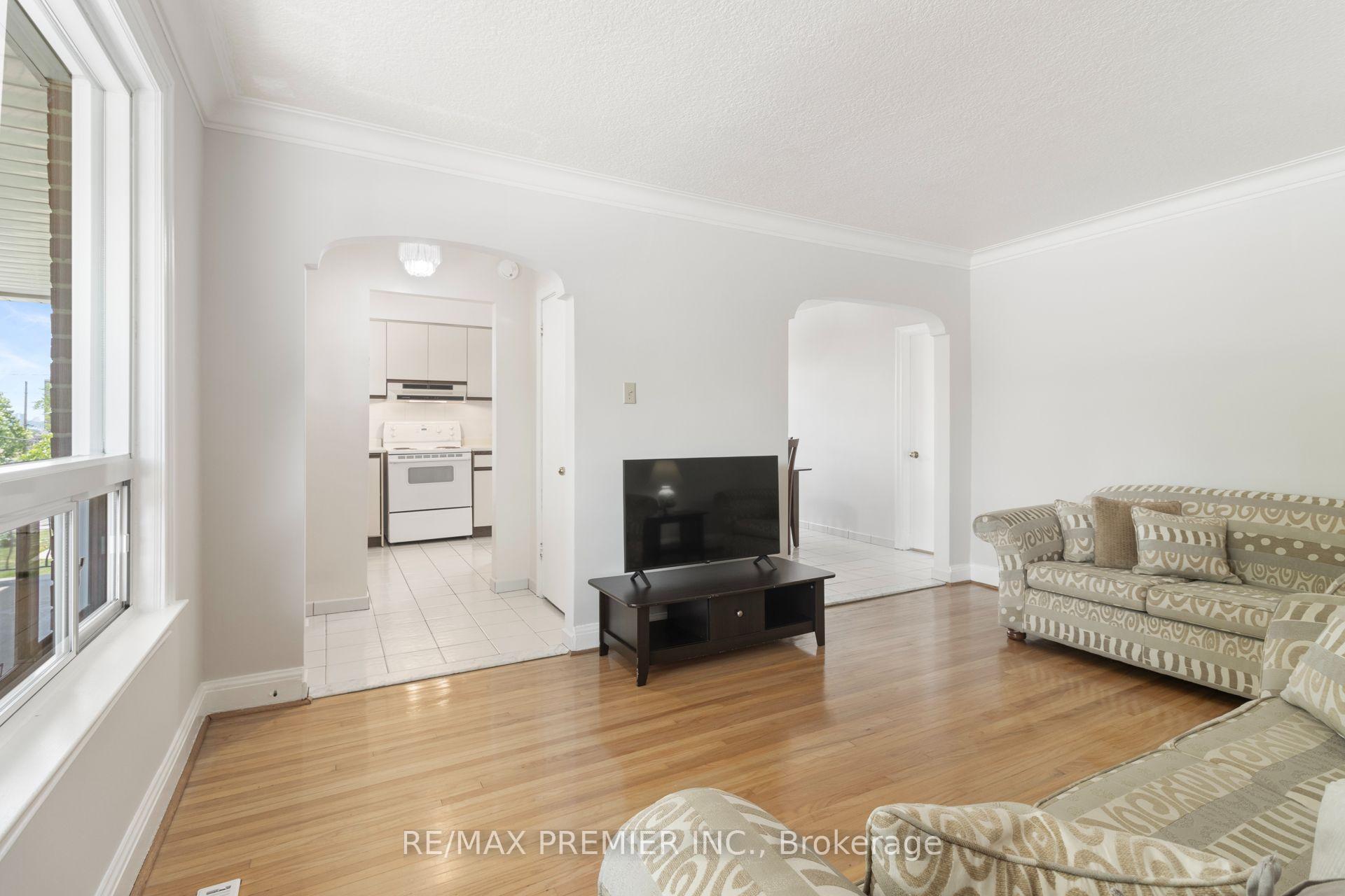 Photo 7 of 30 Forthbridge Crescent, North York, Downsview-Roding-CFB — HOMEH