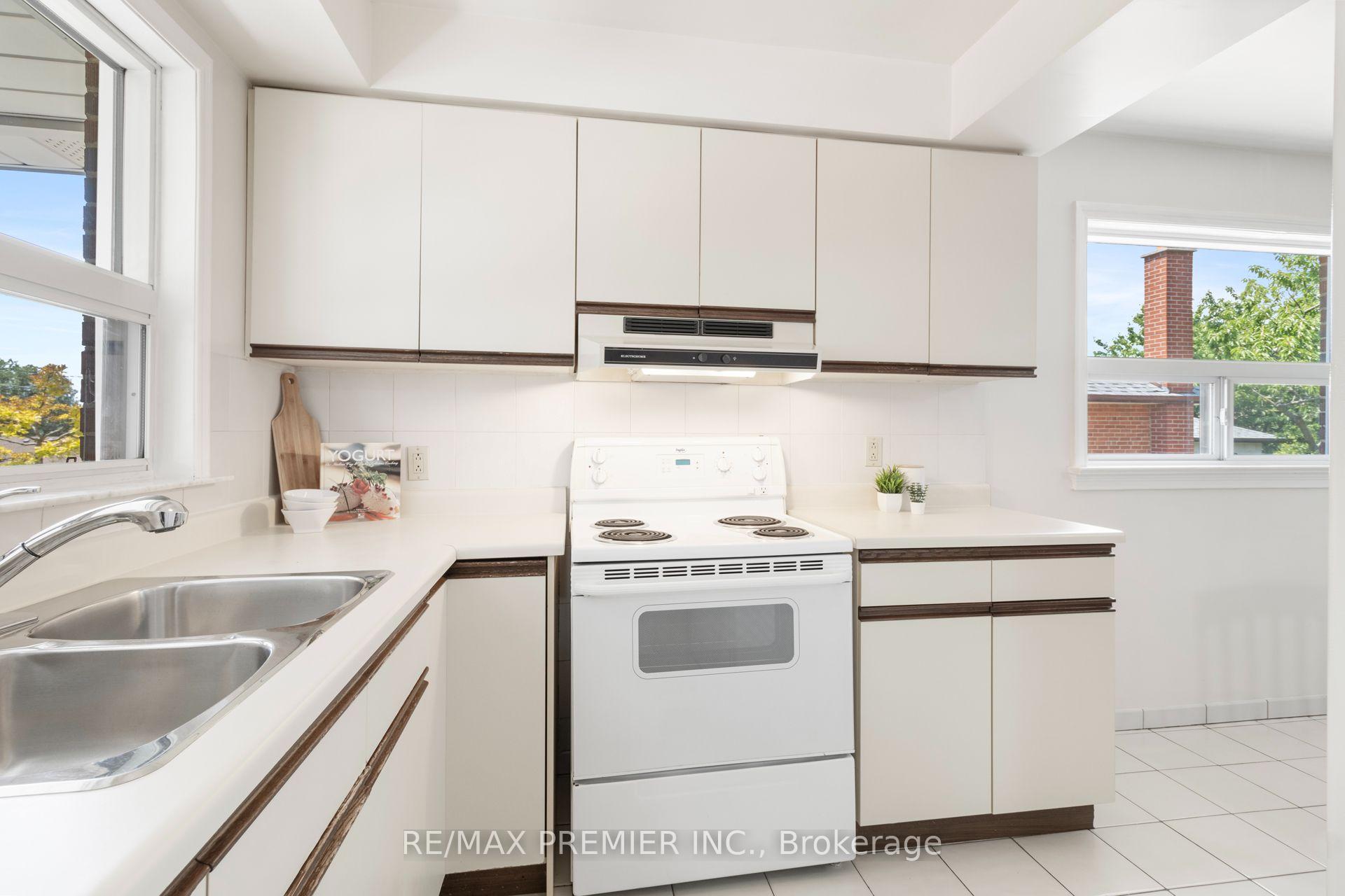 Photo 8 of 30 Forthbridge Crescent, North York, Downsview-Roding-CFB — HOMEH