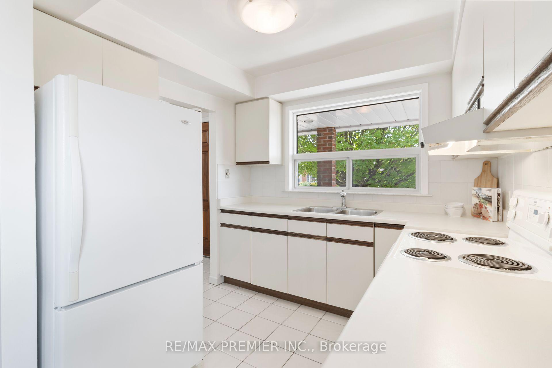 Photo 9 of 30 Forthbridge Crescent, North York, Downsview-Roding-CFB — HOMEH