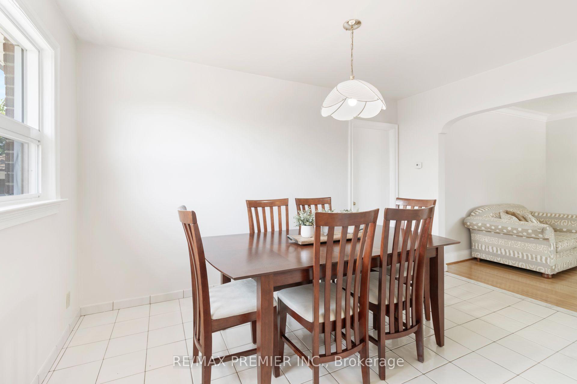 Photo 10 of 30 Forthbridge Crescent, North York, Downsview-Roding-CFB — HOMEH