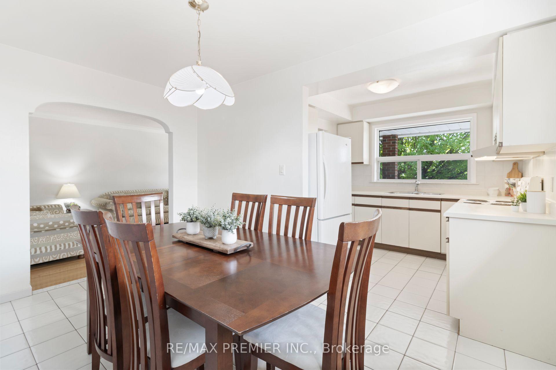 Photo 11 of 30 Forthbridge Crescent, North York, Downsview-Roding-CFB — HOMEH