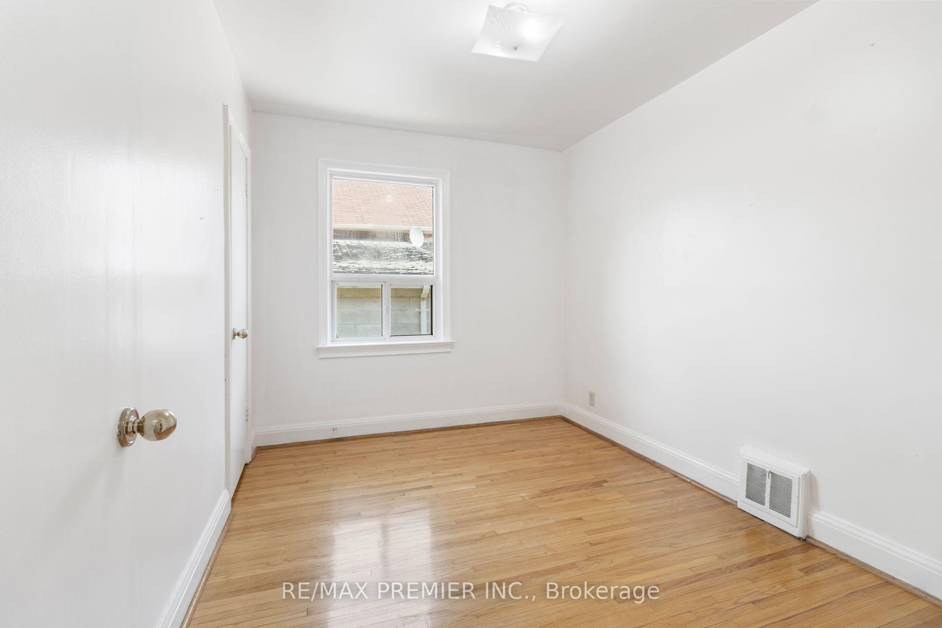 Photo 12 of 30 Forthbridge Crescent, North York, Downsview-Roding-CFB — HOMEH