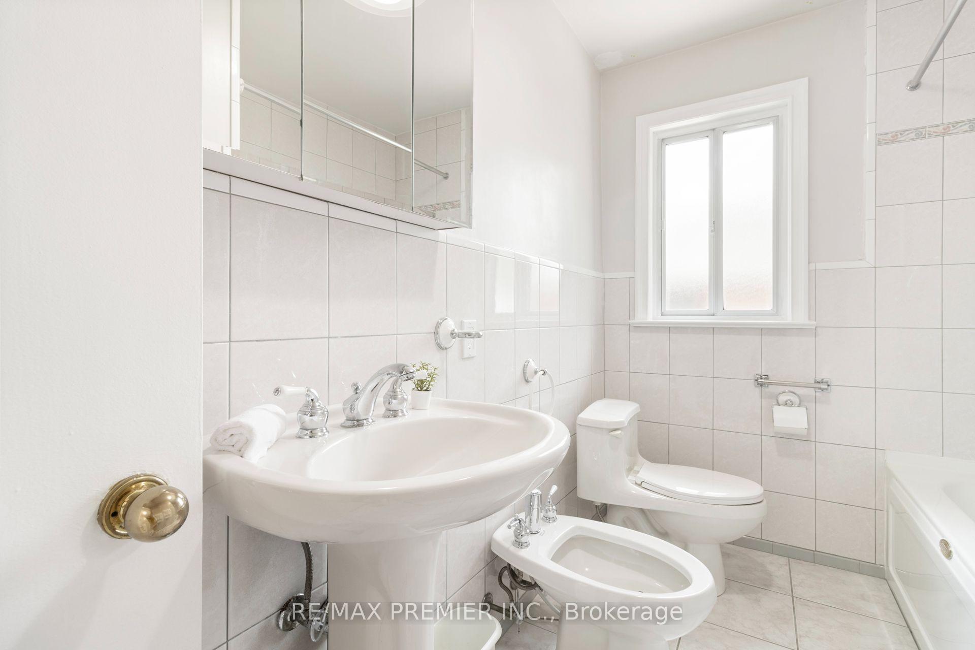 Photo 14 of 30 Forthbridge Crescent, North York, Downsview-Roding-CFB — HOMEH