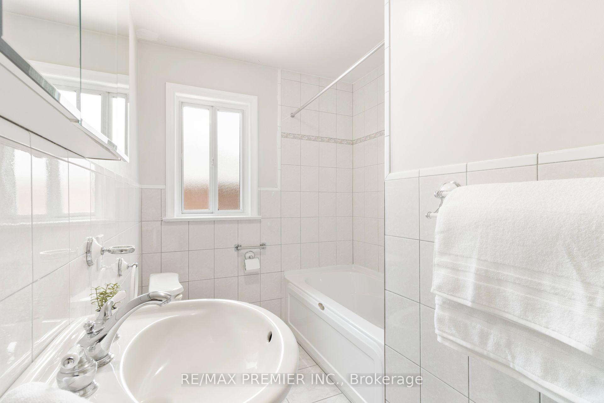 Photo 15 of 30 Forthbridge Crescent, North York, Downsview-Roding-CFB — HOMEH