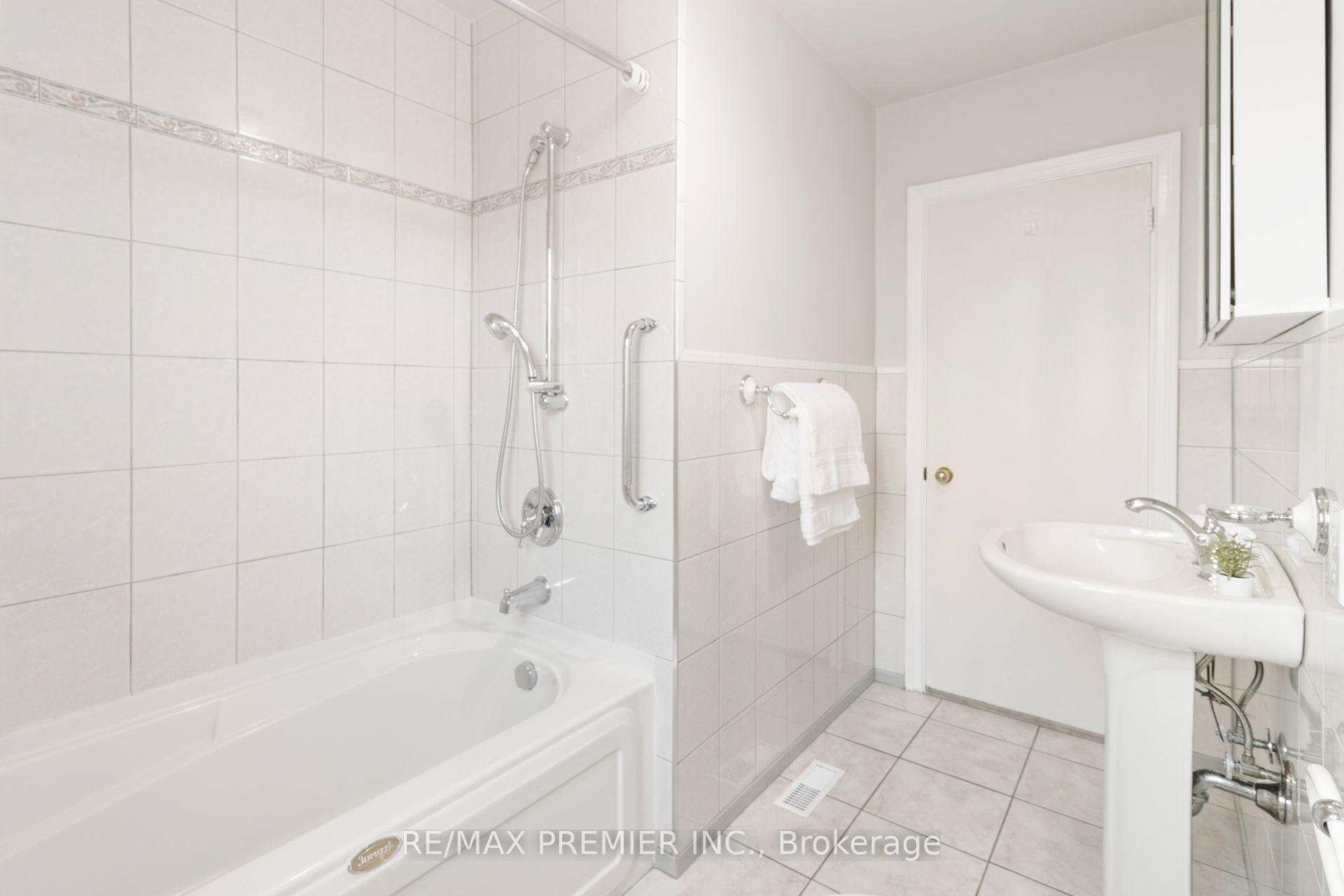 Photo 16 of 30 Forthbridge Crescent, North York, Downsview-Roding-CFB — HOMEH
