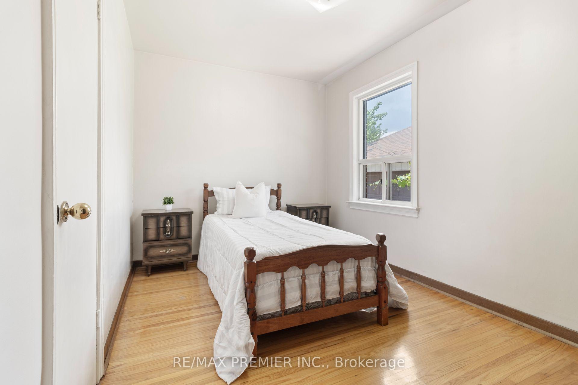 Photo 17 of 30 Forthbridge Crescent, North York, Downsview-Roding-CFB — HOMEH
