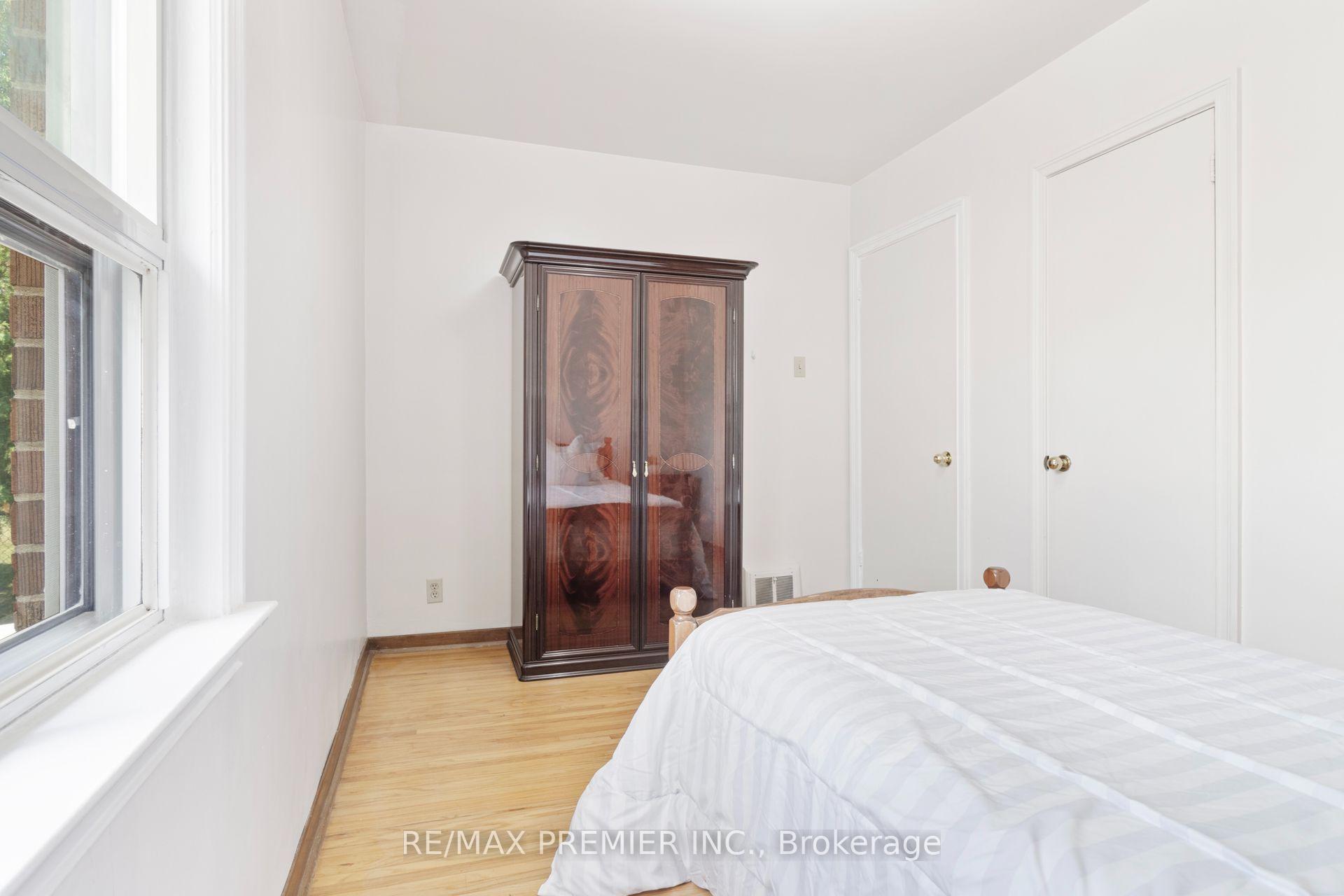 Photo 18 of 30 Forthbridge Crescent, North York, Downsview-Roding-CFB — HOMEH