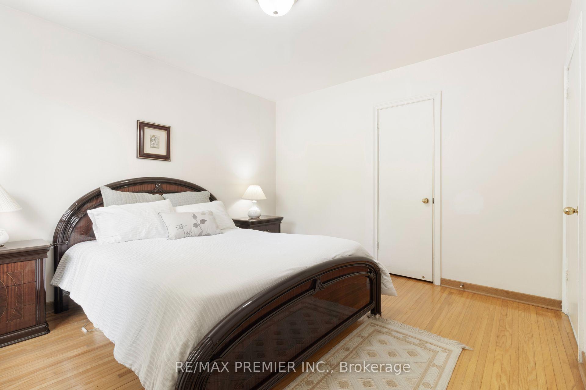 Photo 20 of 30 Forthbridge Crescent, North York, Downsview-Roding-CFB — HOMEH