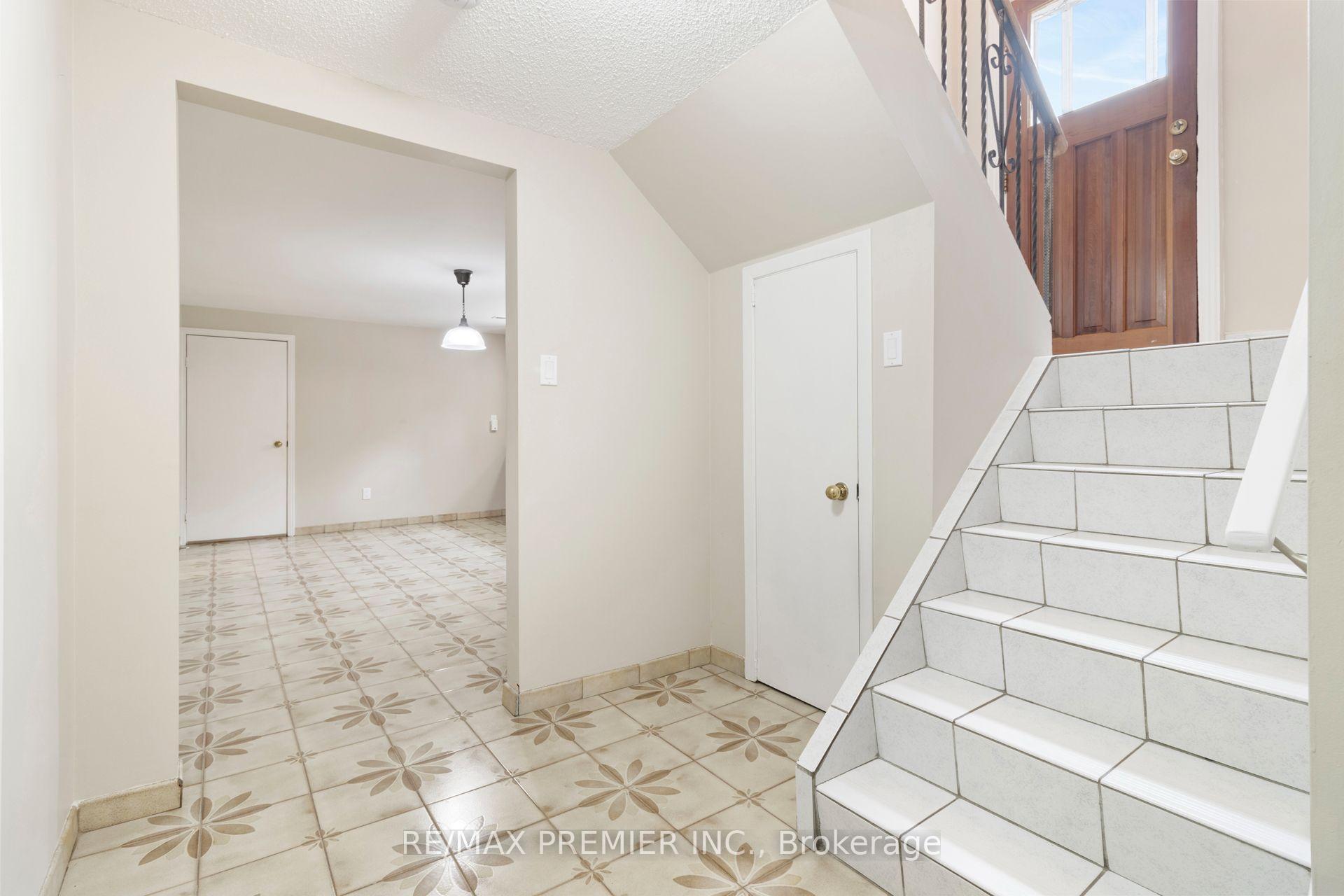 Photo 22 of 30 Forthbridge Crescent, North York, Downsview-Roding-CFB — HOMEH