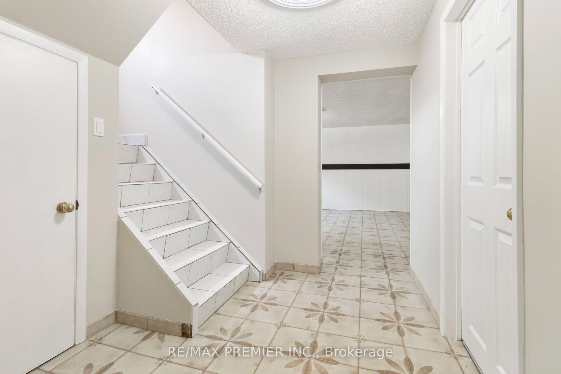 Photo 23 of 30 Forthbridge Crescent, North York, Downsview-Roding-CFB — HOMEH
