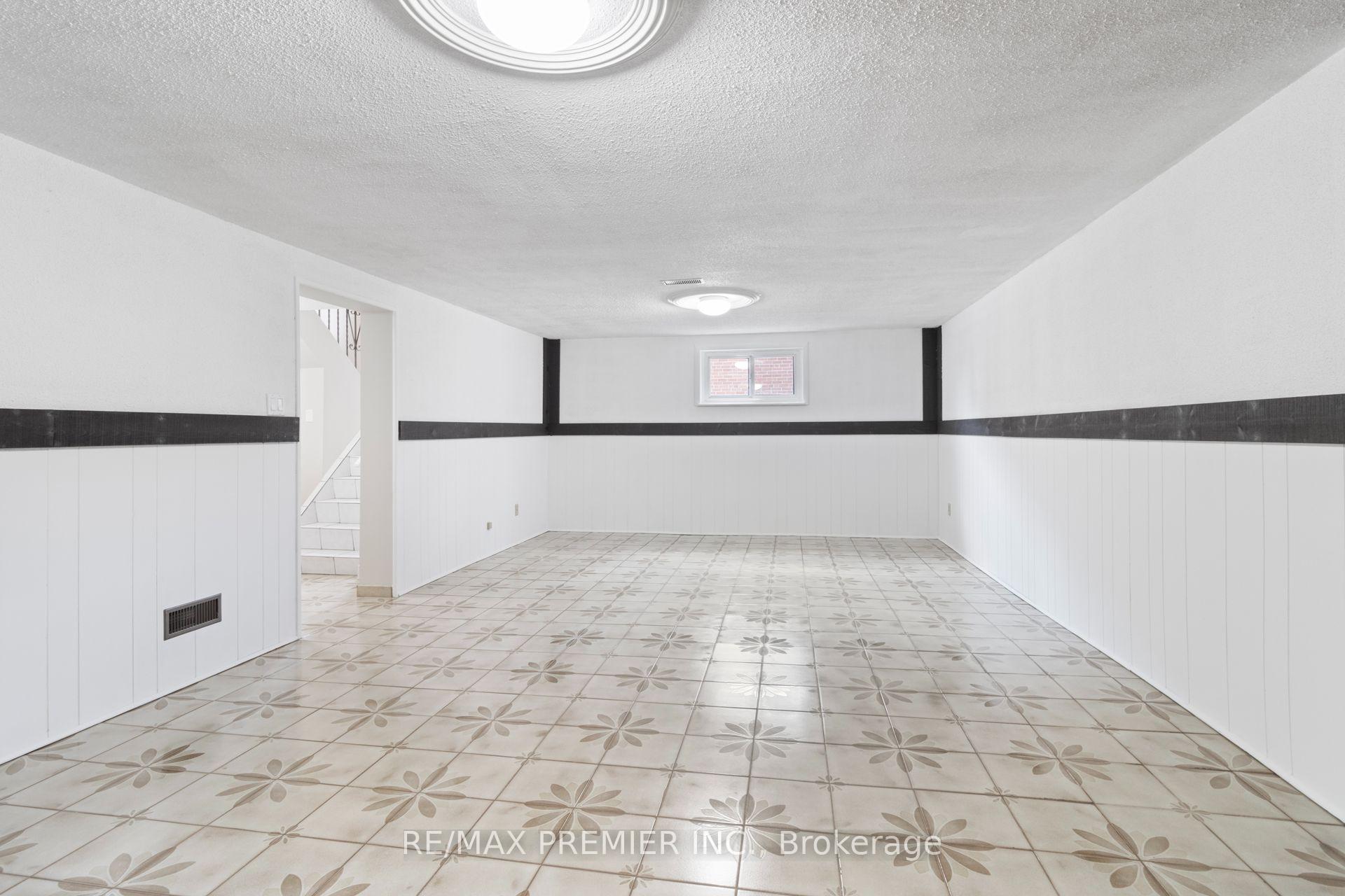 Photo 24 of 30 Forthbridge Crescent, North York, Downsview-Roding-CFB — HOMEH