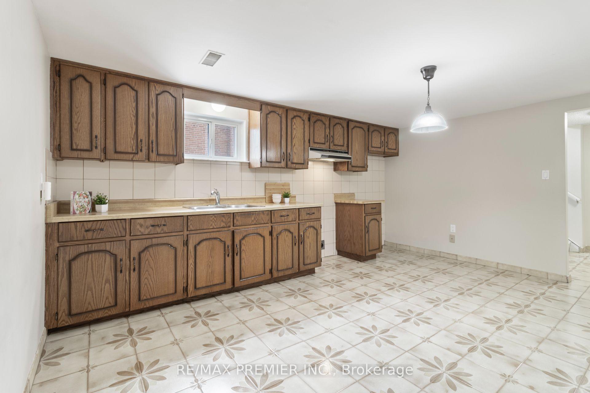 Photo 28 of 30 Forthbridge Crescent, North York, Downsview-Roding-CFB — HOMEH