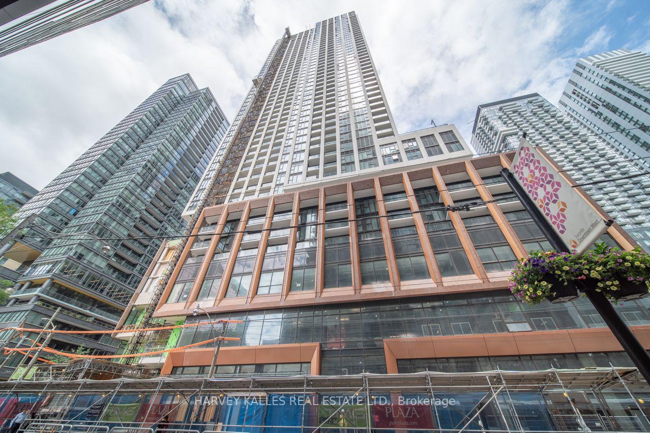 Front of Unit 525, 400 King Street W