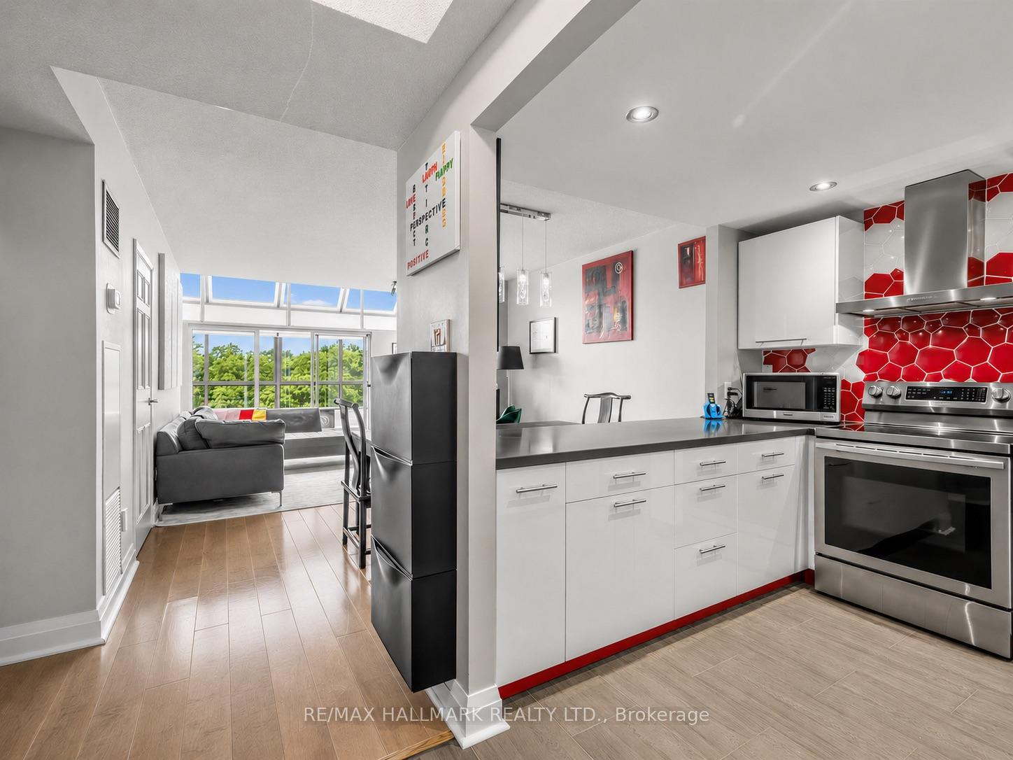 Photo 5 of Unit Ph15, 20 Glebe Road W, Toronto, Yonge-Eglinton — HOMEH