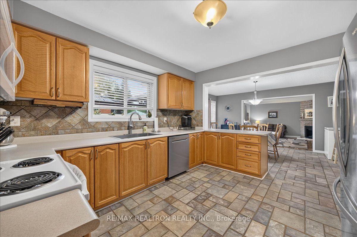 Photo 15 of 2767 Shering Crescent, Innisfil, Stroud — HOMEH