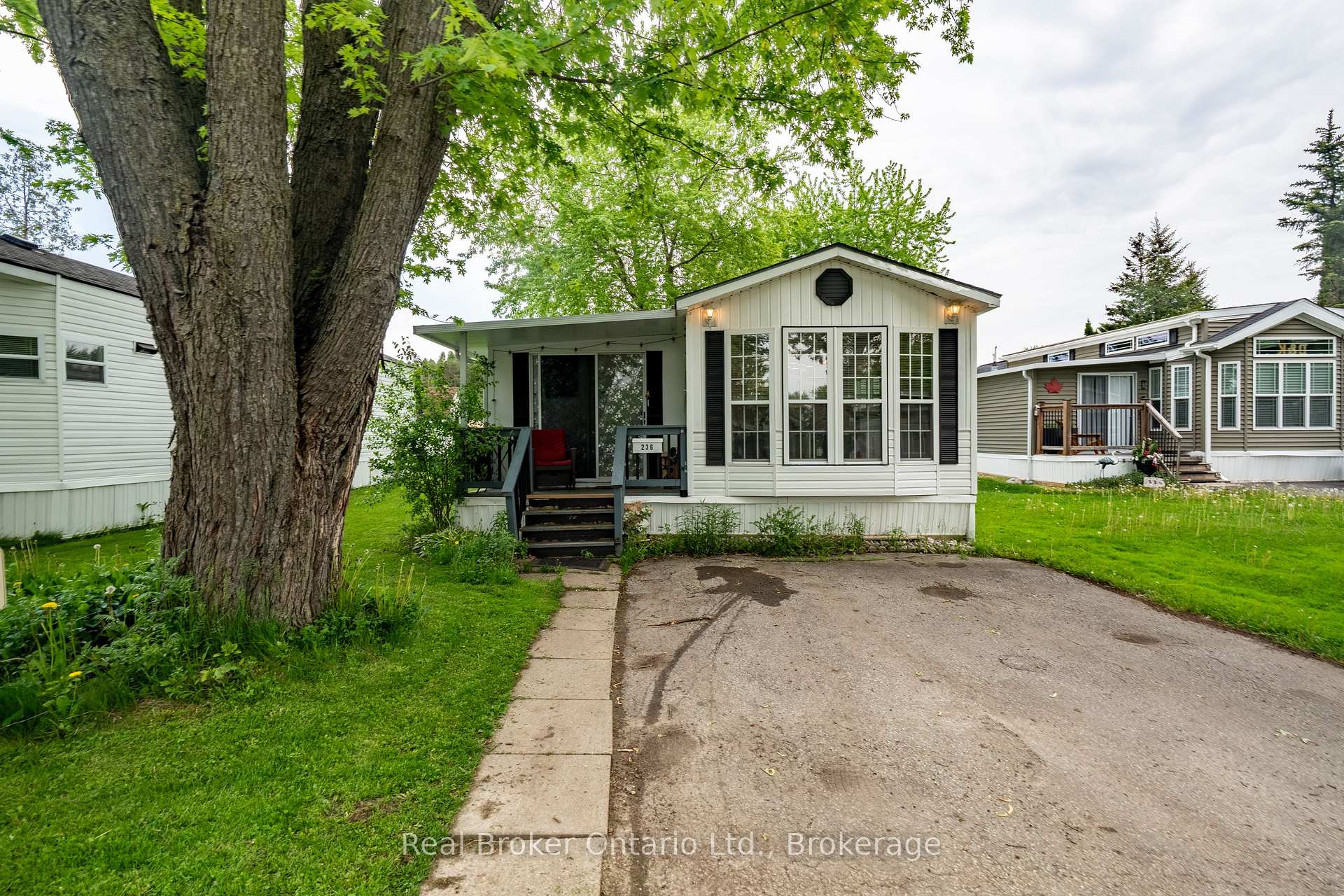 Photo 2 of Unit 236, 580 Beaver Creek Road, Waterloo, Columbia Forest — HOMEH