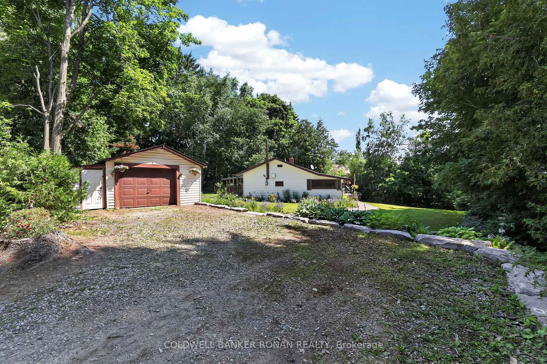 Photo 3 of 16 Dean Road, Mulmur, Rural Mulmur — HOMEH