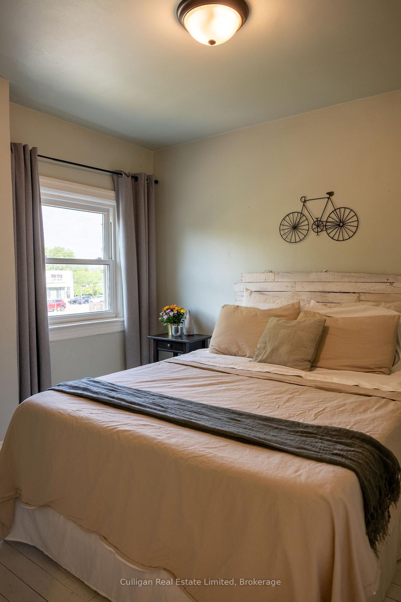 Photo 13 of 115 London Street N, Hamilton, Crown Point — HOMEH