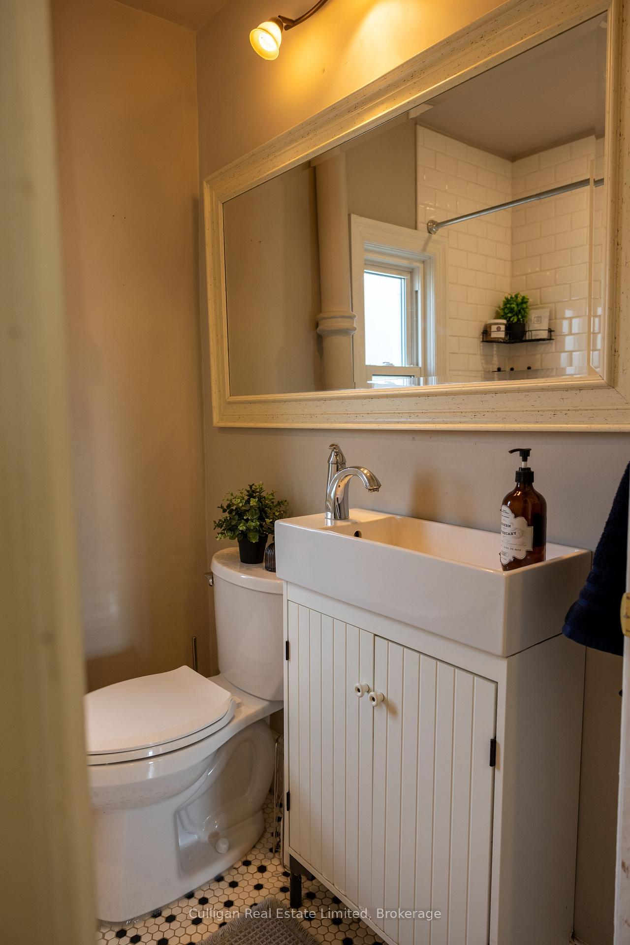 Photo 17 of 115 London Street N, Hamilton, Crown Point — HOMEH