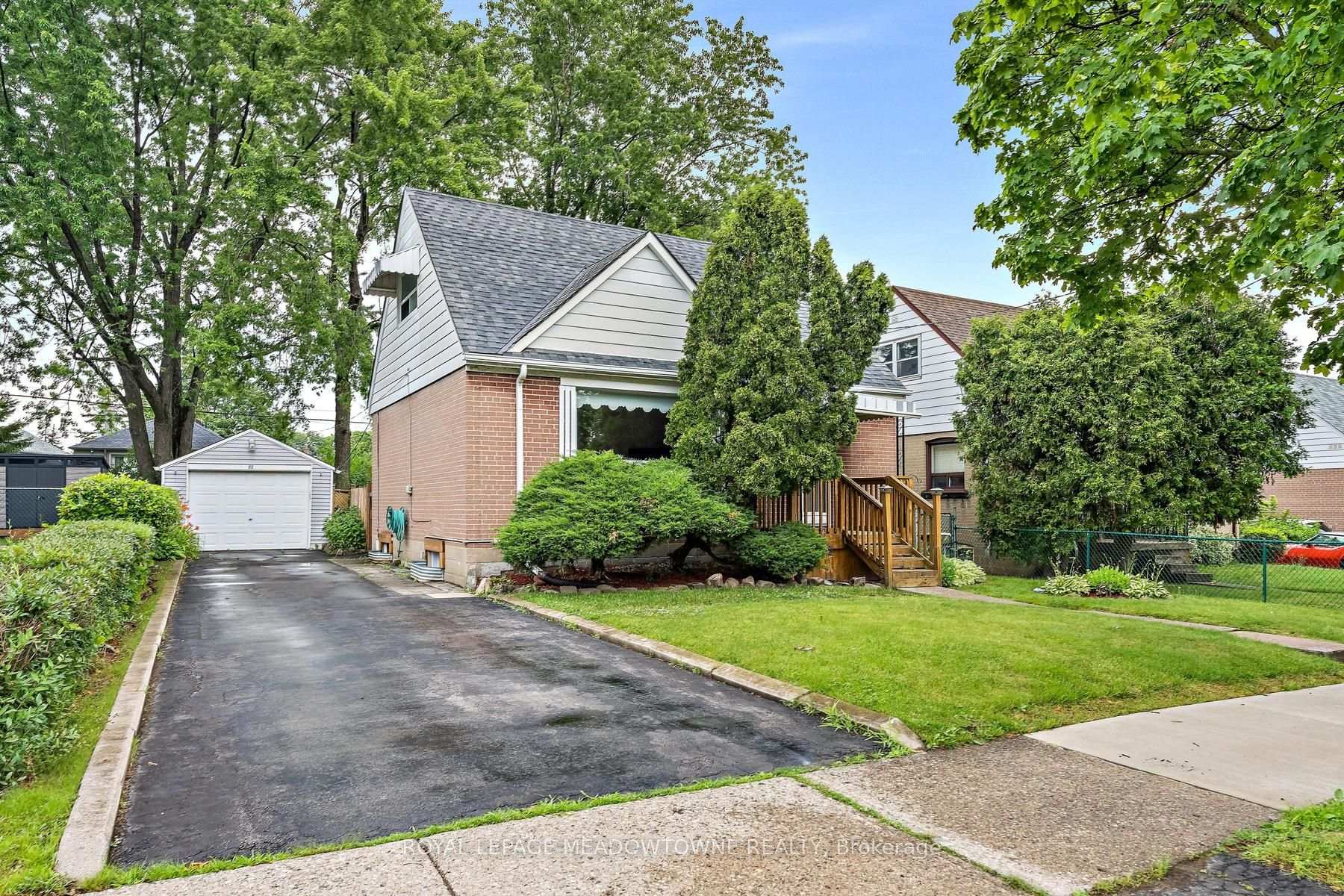 Photo 2 of 27 Hatfield Crescent, Etobicoke, Elms-Old Rexdale — HOMEH