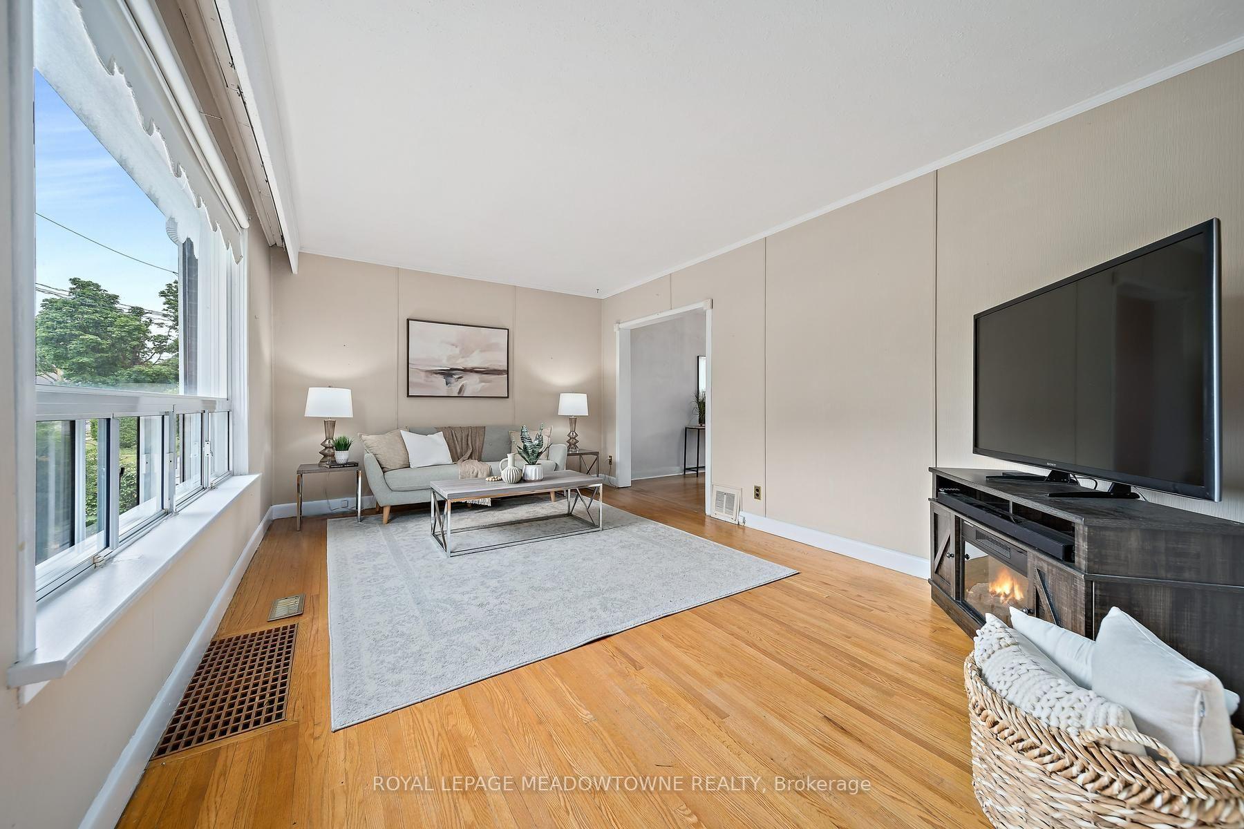 Photo 8 of 27 Hatfield Crescent, Etobicoke, Elms-Old Rexdale — HOMEH