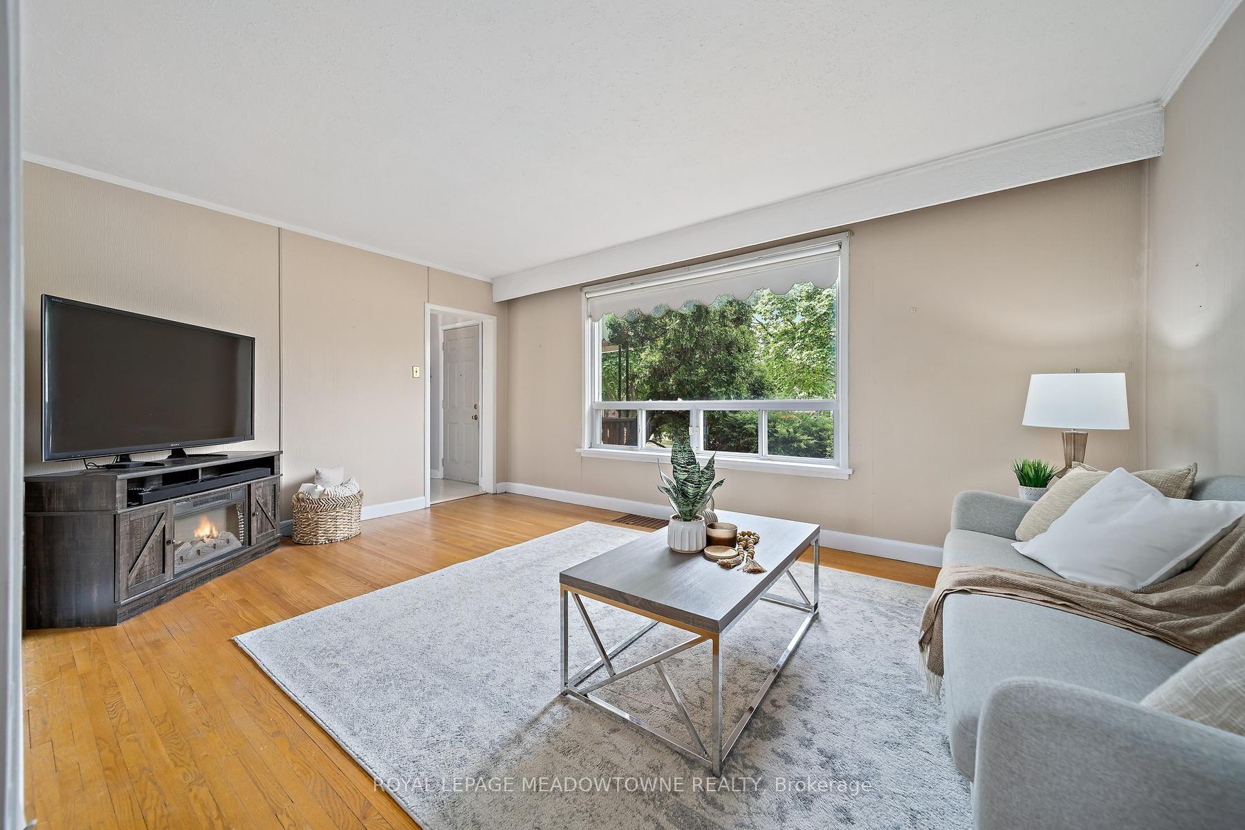 Photo 9 of 27 Hatfield Crescent, Etobicoke, Elms-Old Rexdale — HOMEH