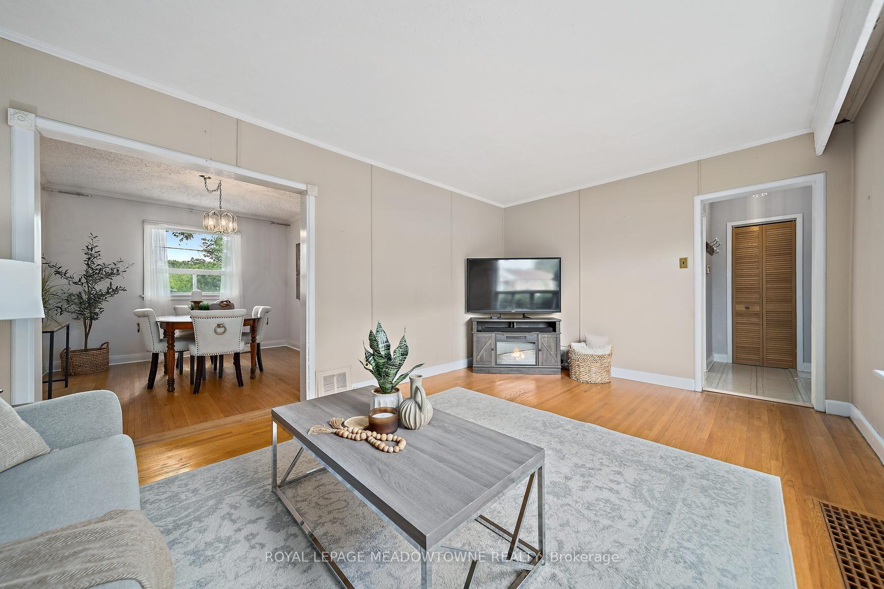 Photo 10 of 27 Hatfield Crescent, Etobicoke, Elms-Old Rexdale — HOMEH