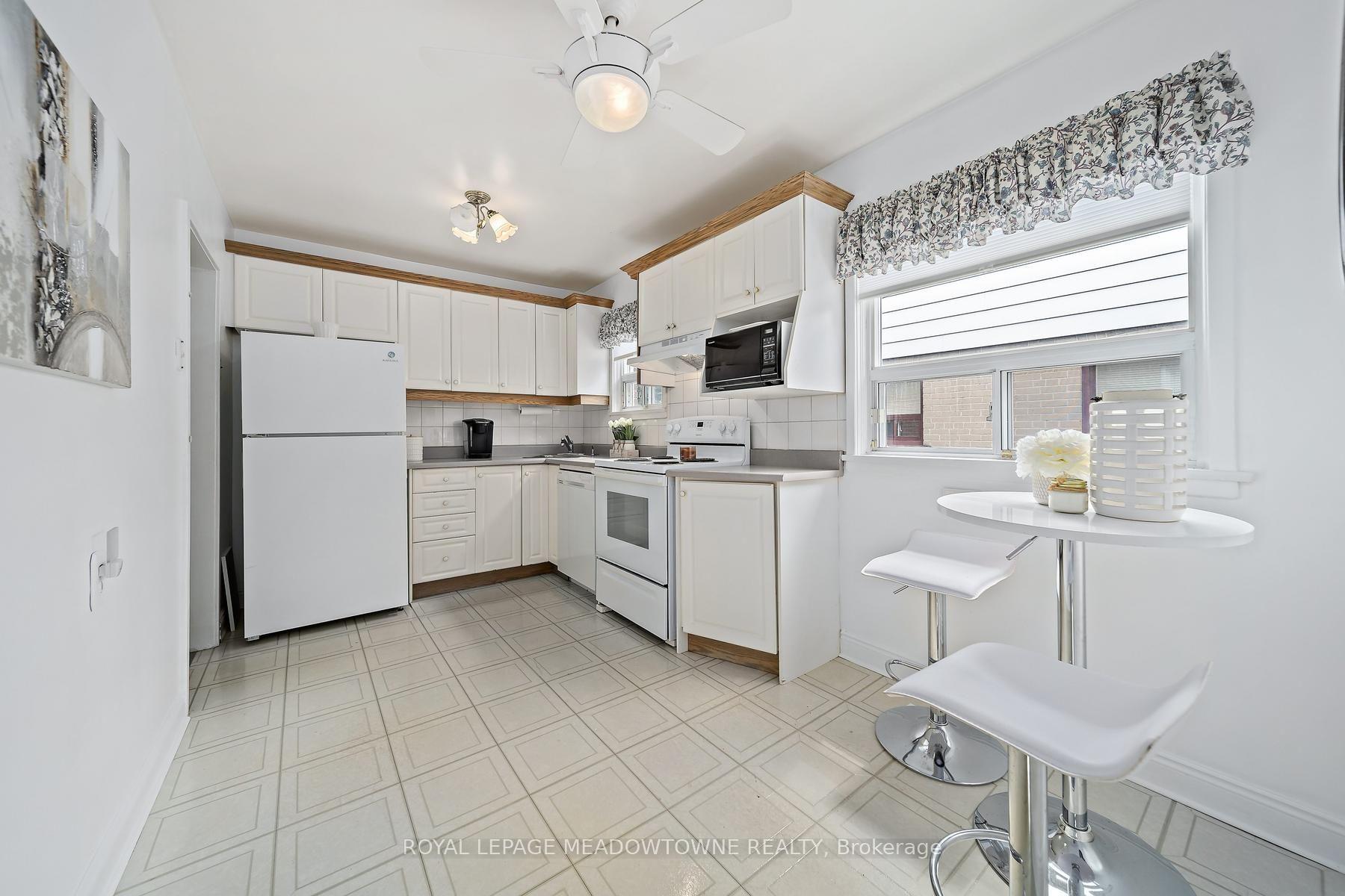 Photo 13 of 27 Hatfield Crescent, Etobicoke, Elms-Old Rexdale — HOMEH
