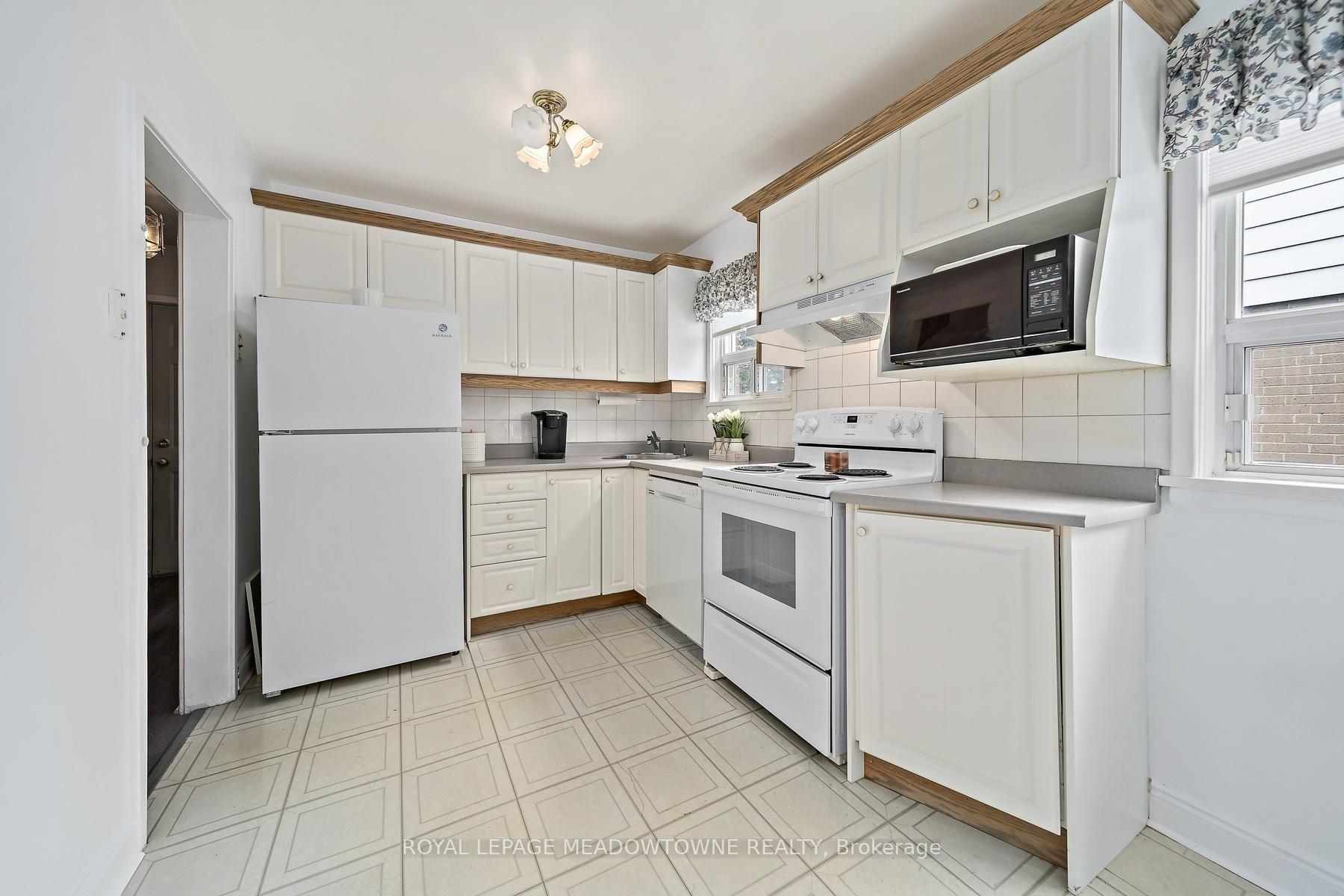 Photo 14 of 27 Hatfield Crescent, Etobicoke, Elms-Old Rexdale — HOMEH