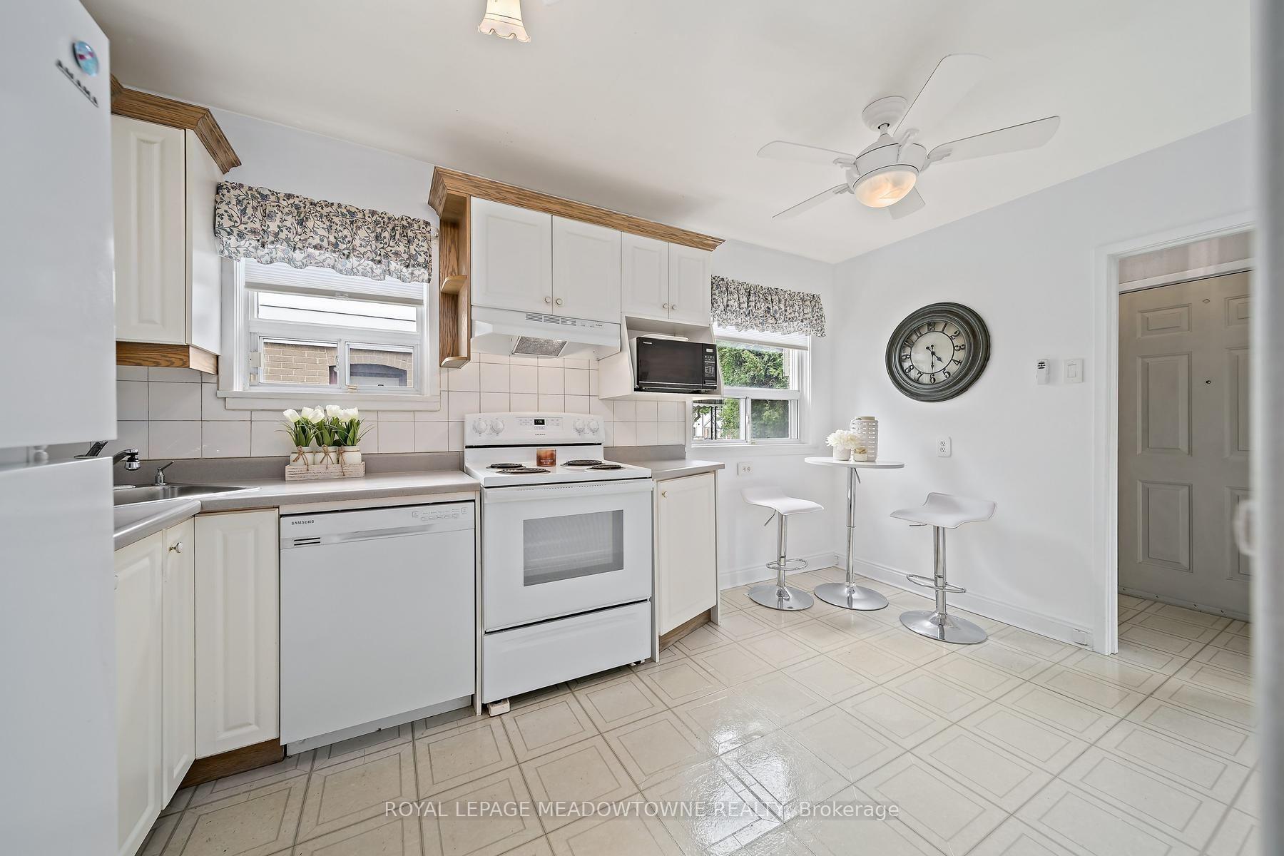 Photo 15 of 27 Hatfield Crescent, Etobicoke, Elms-Old Rexdale — HOMEH