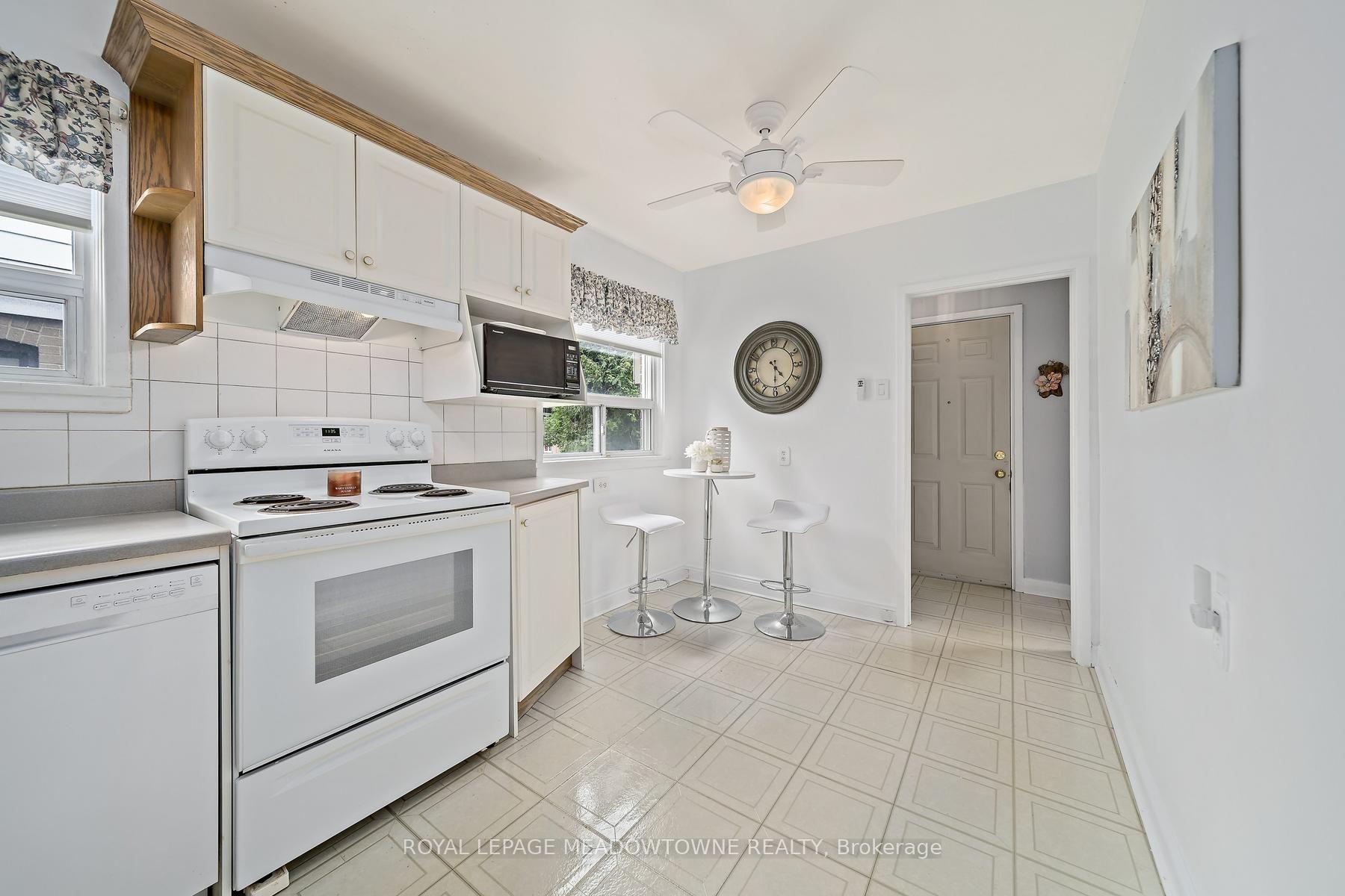 Photo 16 of 27 Hatfield Crescent, Etobicoke, Elms-Old Rexdale — HOMEH