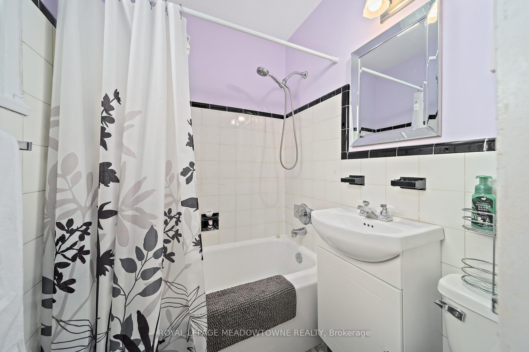 Photo 18 of 27 Hatfield Crescent, Etobicoke, Elms-Old Rexdale — HOMEH