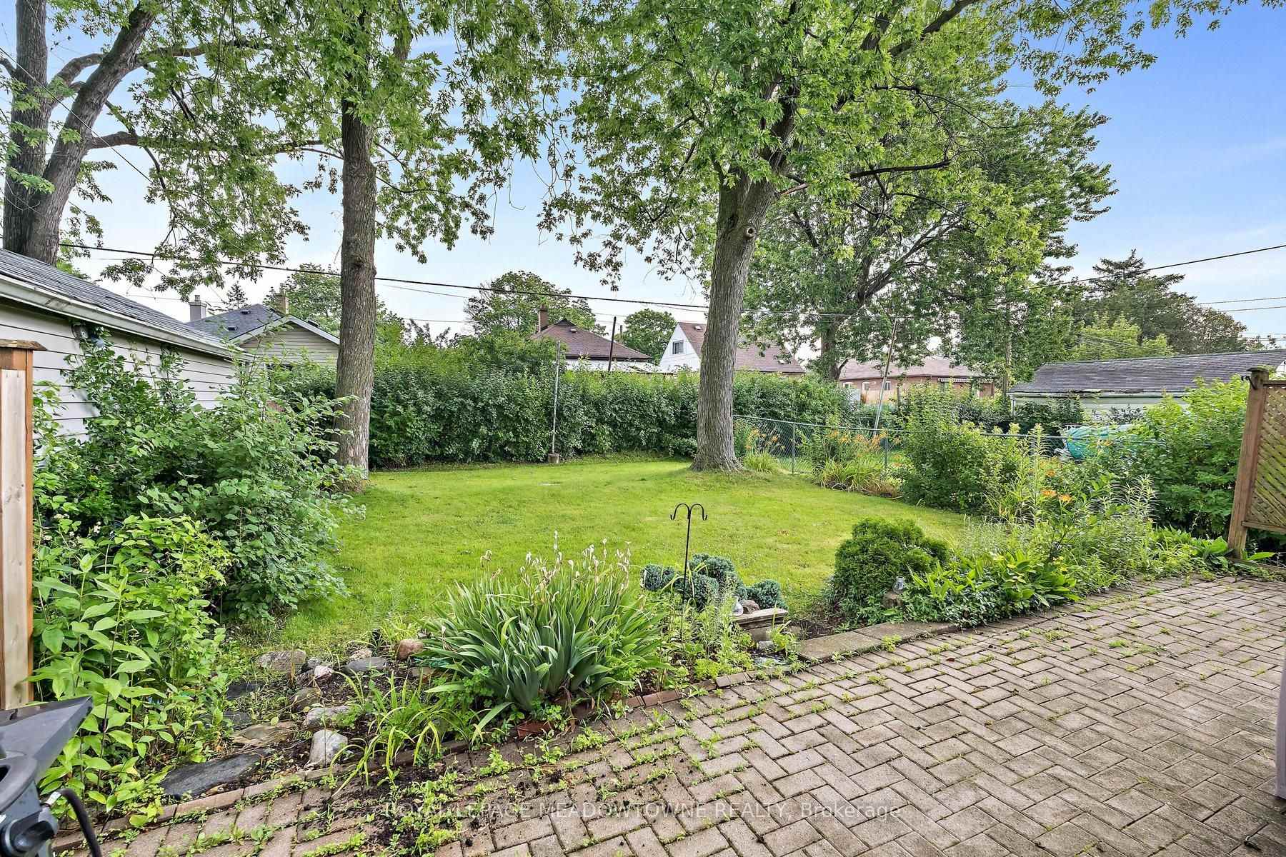 Photo 31 of 27 Hatfield Crescent, Etobicoke, Elms-Old Rexdale — HOMEH