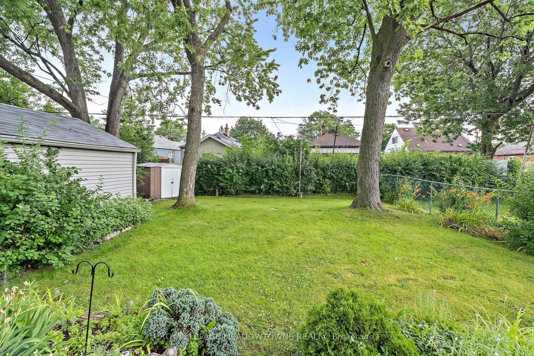 Photo 32 of 27 Hatfield Crescent, Etobicoke, Elms-Old Rexdale — HOMEH