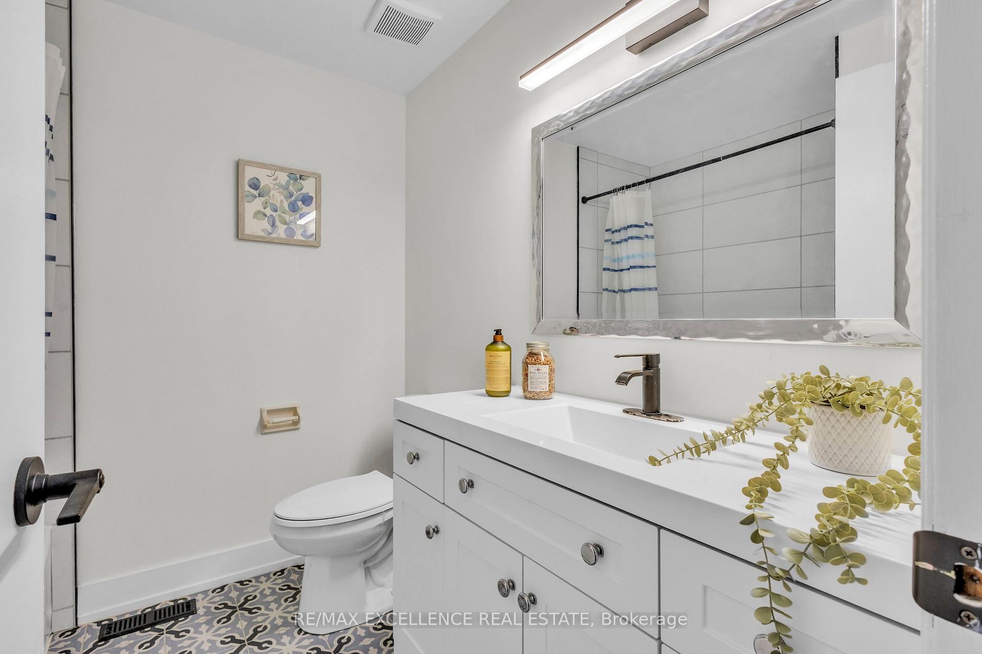 Photo 4 of 127 Acorn Crescent, London, North F — HOMEH