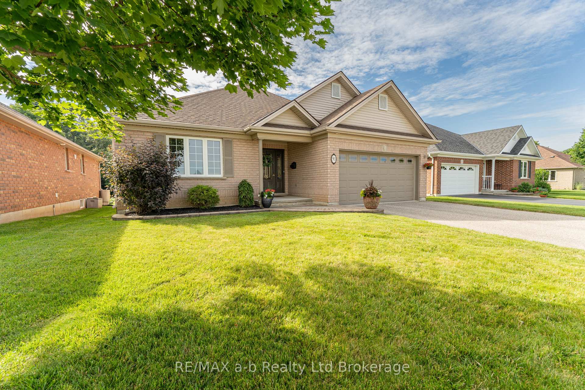 Photo 2 of 90 Weston Drive, Tillsonburg — HOMEH