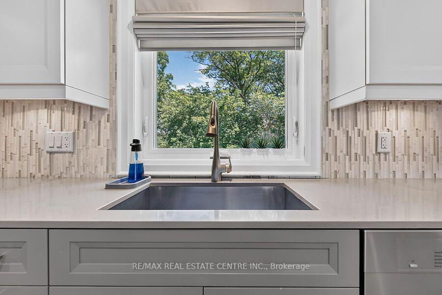 Photo 12 of 26 Freeland Court, Hamilton, Westdale — HOMEH