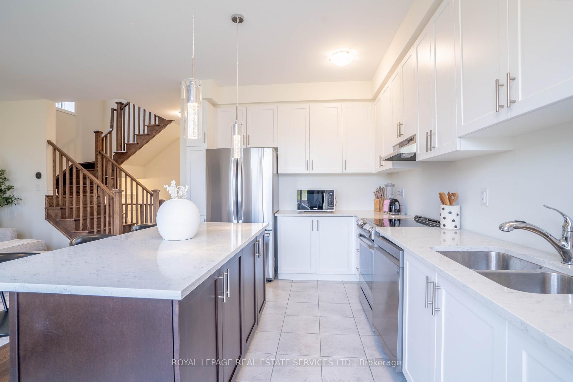 Photo 5 of 84 Barkerville Drive, Whitby, Rural Whitby — HOMEH