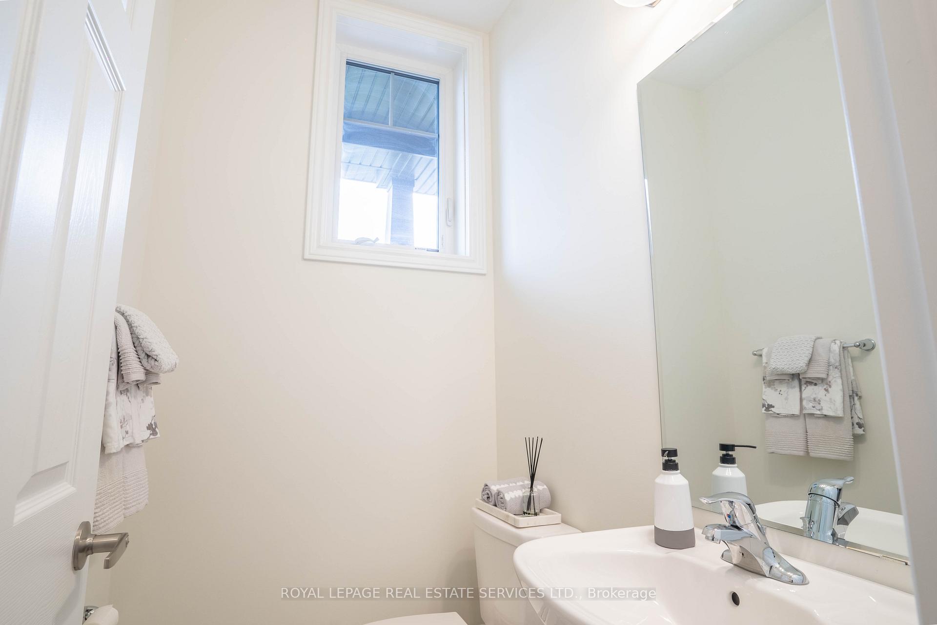 Photo 12 of 84 Barkerville Drive, Whitby, Rural Whitby — HOMEH