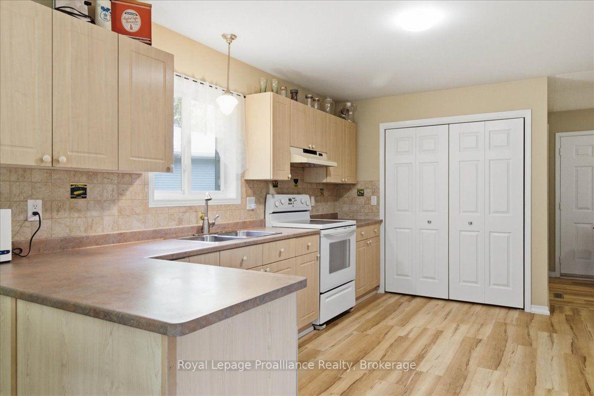 Photo 8 of 12 Reynolds Place, Prince Edward County, Wellington — HOMEH