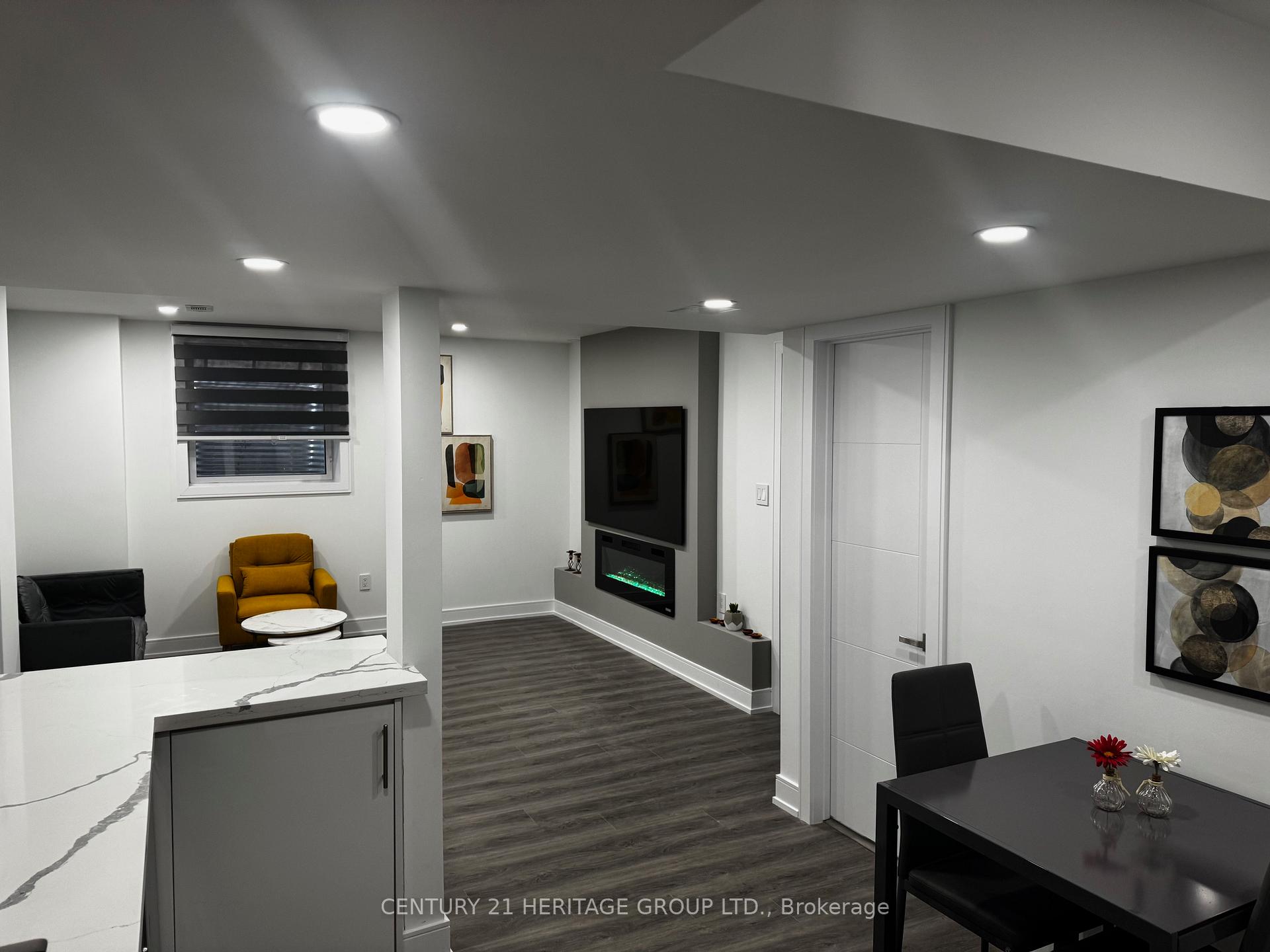Photo 1 of Unit 2, 7 Larkfield Crescent, East Gwillimbury, Sharon — HOMEH