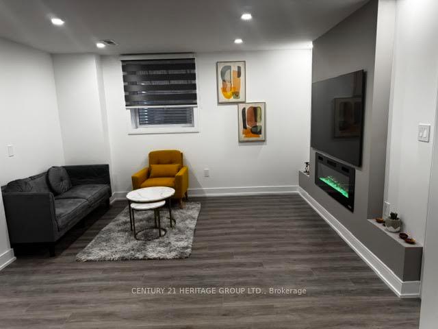Photo 2 of Unit 2, 7 Larkfield Crescent, East Gwillimbury, Sharon — HOMEH