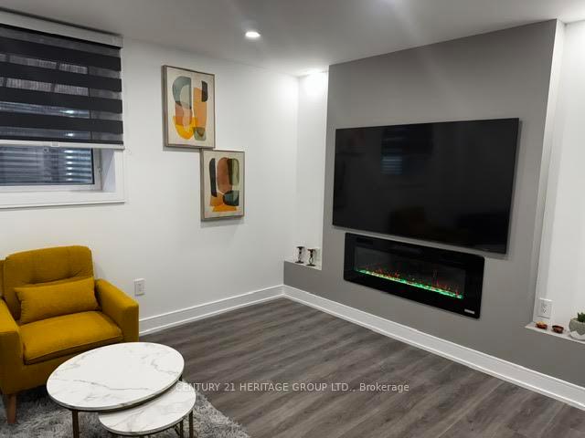 Photo 3 of Unit 2, 7 Larkfield Crescent, East Gwillimbury, Sharon — HOMEH