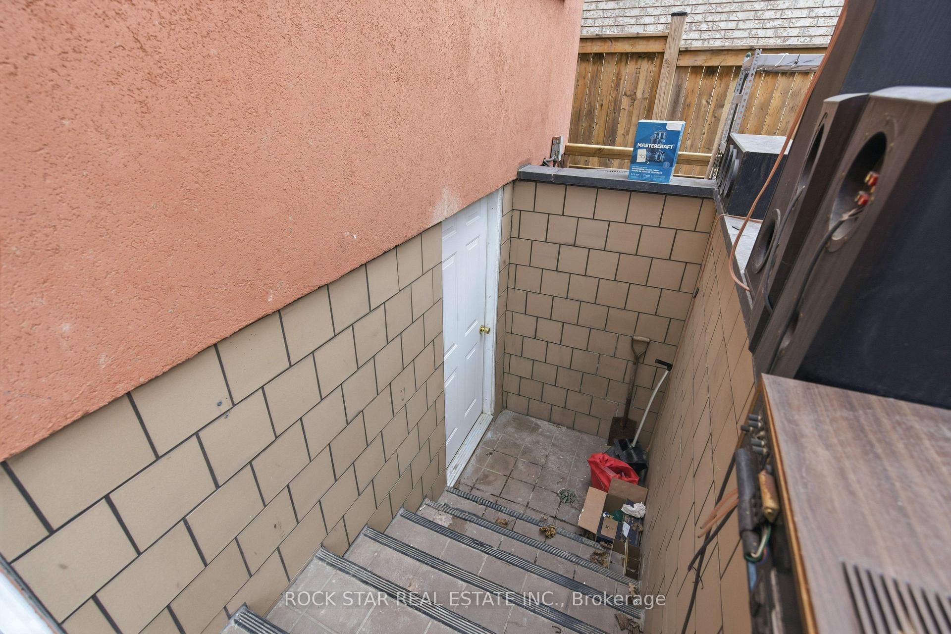 Photo 29 of 916 Stone Church Road E, Hamilton, Templemead — HOMEH