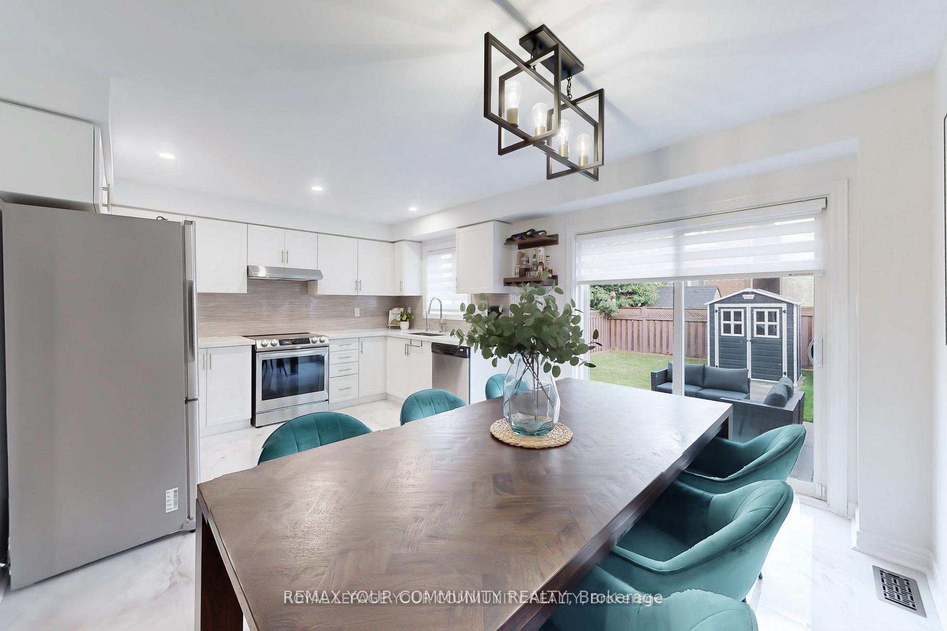 Photo 3 of 52 Four Seasons Crescent, East Gwillimbury, Rural East Gwillimbury — HOMEH