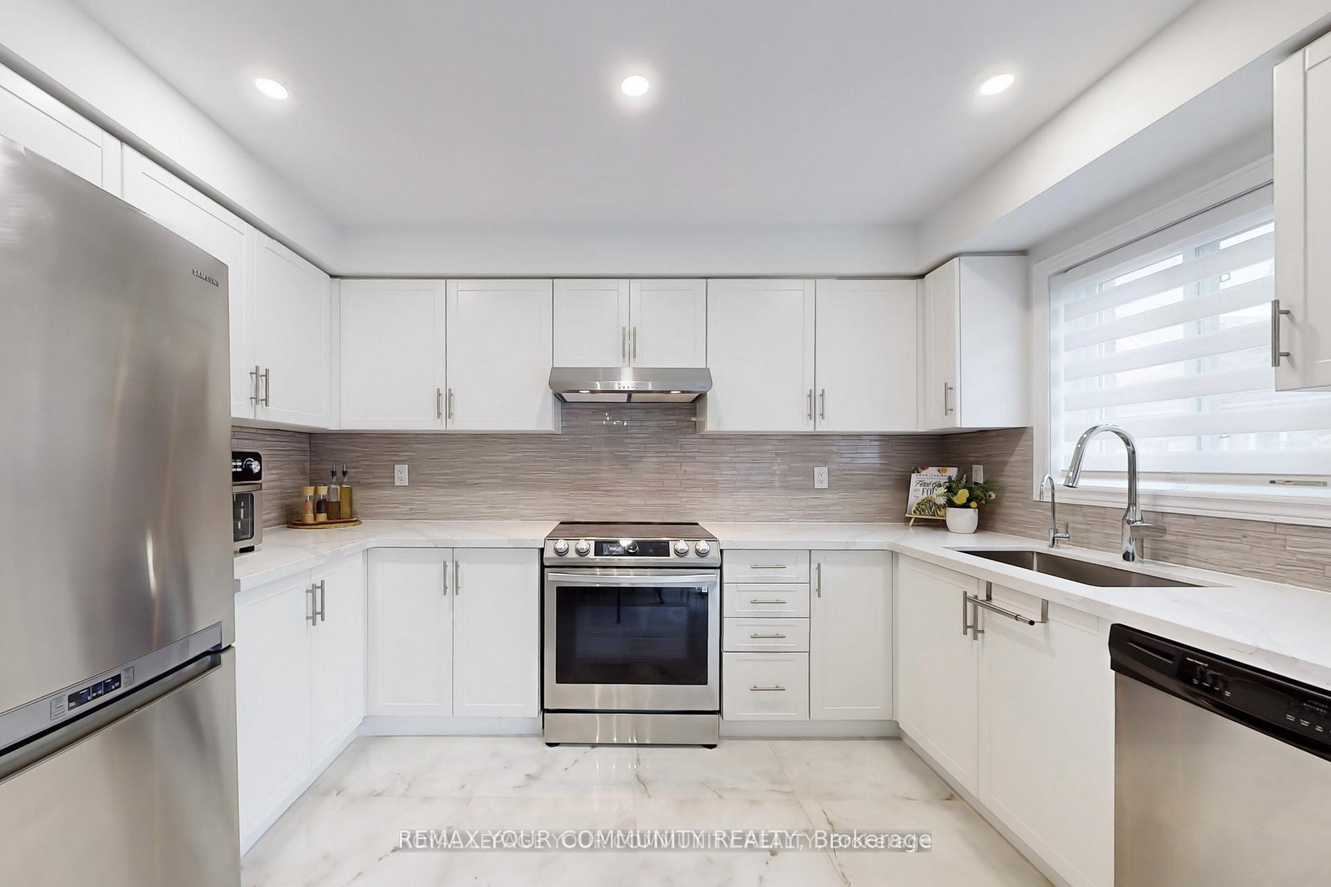 Photo 5 of 52 Four Seasons Crescent, East Gwillimbury, Rural East Gwillimbury — HOMEH